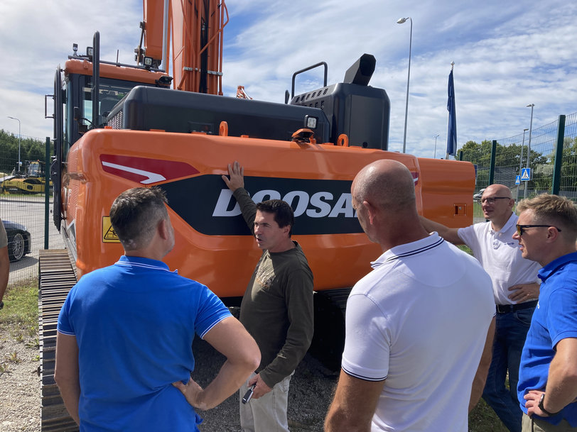 Intrac Product Training and Visit to a DX800LC-7 in an Estonian Oil Shale Mine